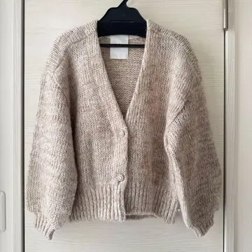 Her lip to 베이지 계열 니트 가디건