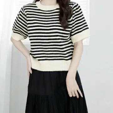 TRUBE 보더 니트 아이보리 숏 기장 캐주얼 깔끔