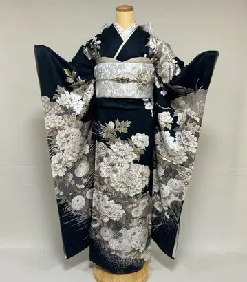 다크 네이비 색상의 모란과 국화가 있는 고급 고전 후리소데 풀세트