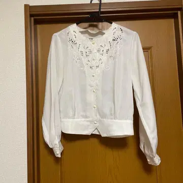 화이트 자수 긴팔 블라우스