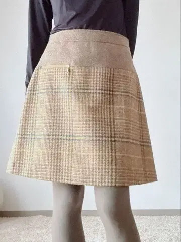 베이지 계열 체크 미니 스커트 사이드 포켓 포함