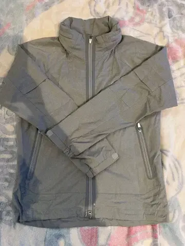 그레이 나일론 자켓 후드 부착