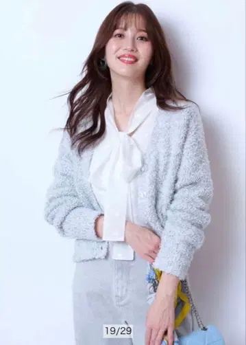 리본 포함 화이트 셔츠