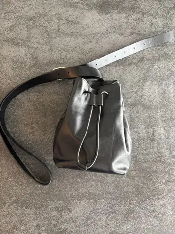 질샌더 가죽 복조리 숄더백