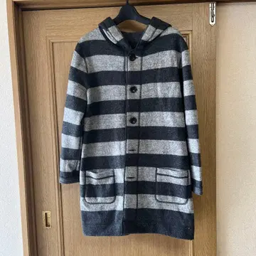 후드 부착 그레이와 블랙 스트라이프 롱 코트