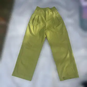 AMERI 올리브 그린 플리츠 슬랙스