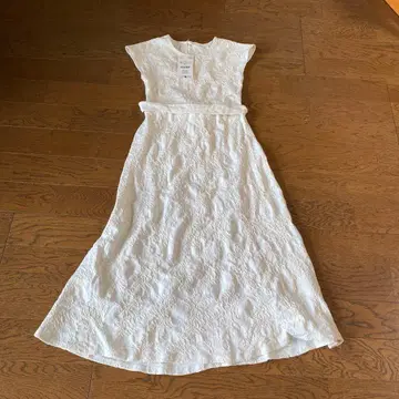 레이스 무늬 화이트 플레어 원피스 M 사이즈
