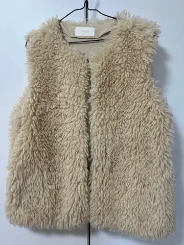 베이지 퍼 베스트 노카라