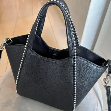 볼 체인 미니 토트백 -2WAY- 스터드 장식 블랙 레더 백