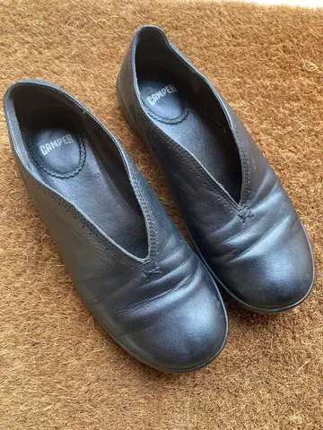 CAMPER 블랙 플랫슈즈 V컷