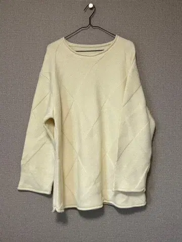 아이보리 다이아몬드 퀼팅 긴팔 니트