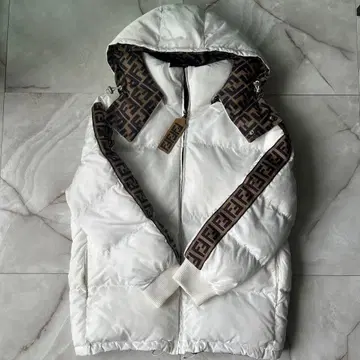 화이트 다운 자켓 후드 부착