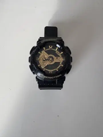 G-SHOCK 블랙/골드 디지털 시계