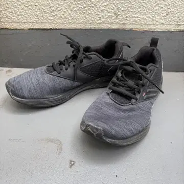 PUMA 러닝화 그레이