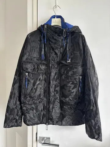 EMPORIO ARMANI 블랙 얇은 소재 패딩 자켓