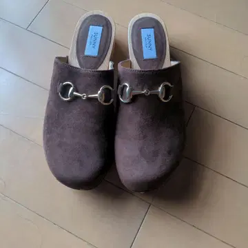 브라운 스웨이드 비트 장식 뮬 펠리코 써니