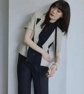 유나이티드 도쿄 반팔 상의 베이지와 블랙