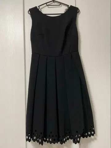 백 레이스 컷워크 원피스