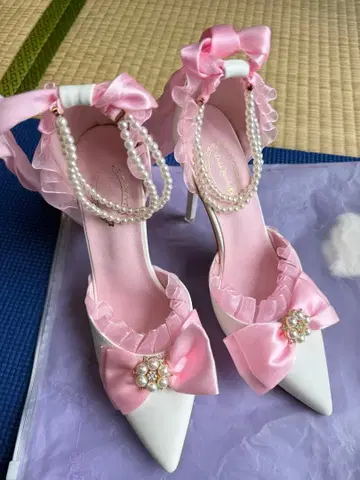 화이트와 핑크 펄 장식 하이힐