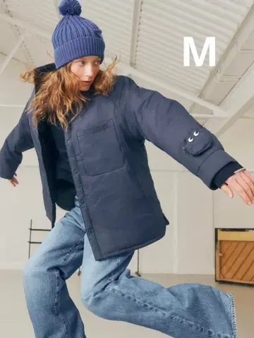 유니클로 x 아냐 콜라보 퍼프 테크 셔츠 자켓 네이비 M 사이즈