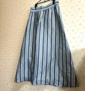 sezane 파랑과 화이트 스트라이프 플레어 스커트