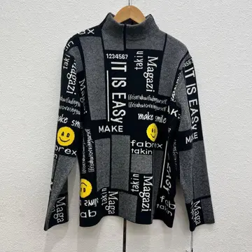 그레이 텍스트 프린트 터틀넥 니트 니코짱 블랙 영문