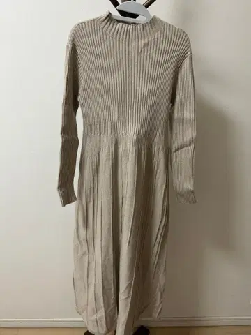 베이지 리브 긴팔 니트 원피스