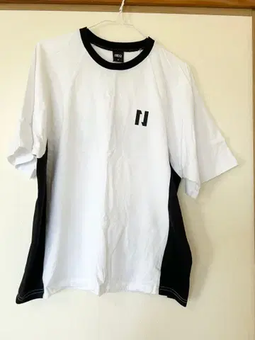 NEXZ 공식 굿즈 T셔츠 M 사이즈 화이트/블랙