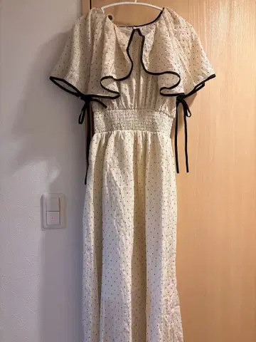 프릴 달린 도트 무늬 롱 원피스