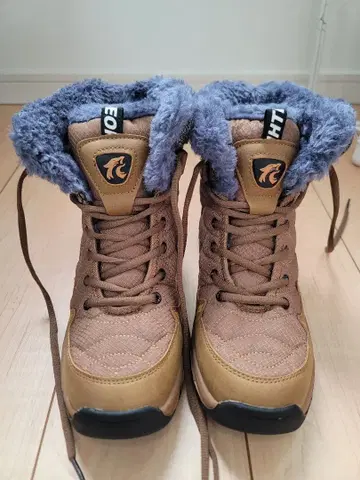 퍼 달린 브라운 하이컷 부츠