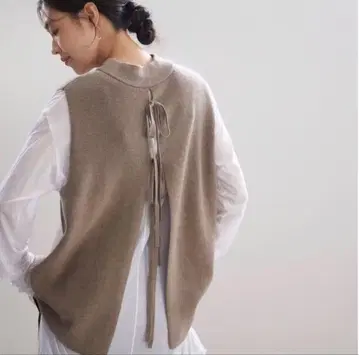 북유럽 쿠라시&트립스 뒷 리본 니트 베스트