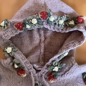 WONDERFUL WORLD 딸기 모티브 니트 스웨터