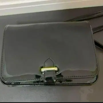 블랙 에나멜 숄더백 플랩 포함