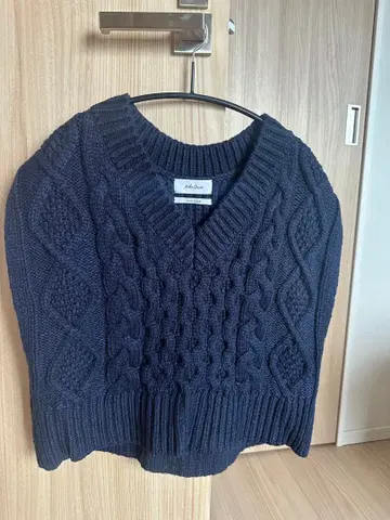 Mila Owen 네이비 케이블 니트 V넥 베스트
