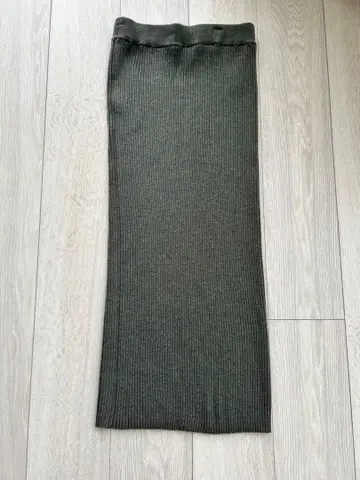 카키색 니트 스커트 (투모로우랜드)