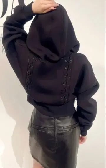 GYDA 블랙 레이스업 크롭 후드티