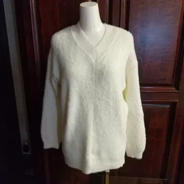 아이보리 V넥 니트 스웨터 긴팔