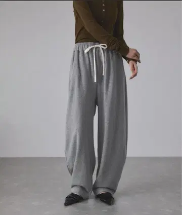 ADAM ET ROPE 그레이 커브 스웨트 팬츠