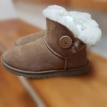 브라운 양가죽 어그 부츠 버튼 포함