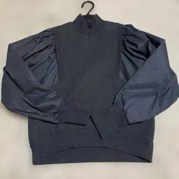 블랙 풀오버 상의 어반 리서치