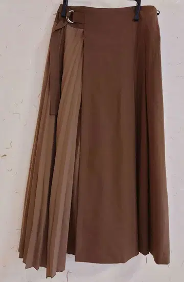 유나이티드 애로우즈 비대칭 플리츠 스커트