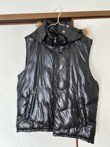 블랙 후드 부착 다운 베스트