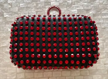 스터드 장식의 빨간색과 블랙 클러치백