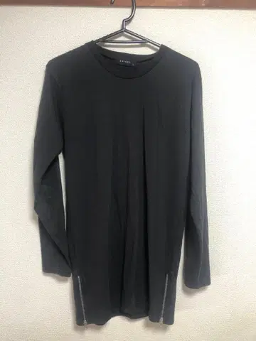 SHISKY 블랙 긴팔 티셔츠 사이드 지퍼 포함