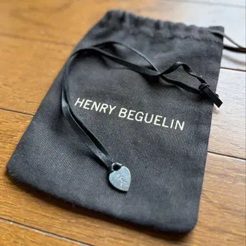 헨리 베글린 오미노 참 부착 가죽 목걸이