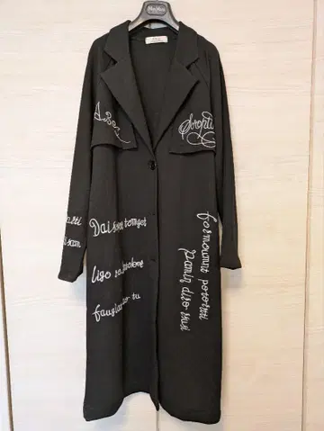 BRG 자수 블랙 롱 코트