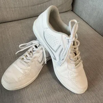 화이트 가죽풍 스니커즈 빅트론