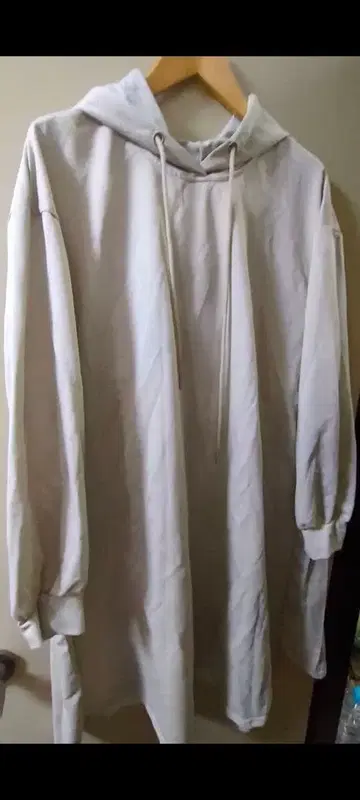 후드 부착 라이트 그레이 긴팔 셔츠