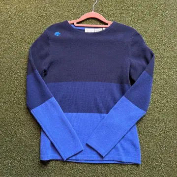 새상품급 DESCENTE 여성용 스웨터 네이비 블루