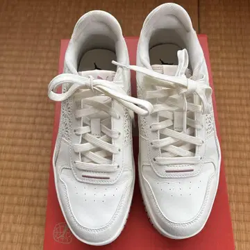 화이트 레이스 디자인 스니커즈